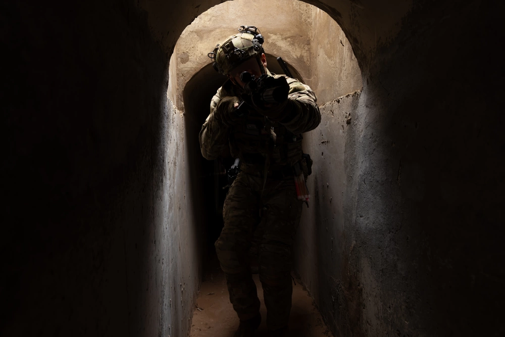 Ілюстративне зображення військового у тунелі. The appearance of U.S. Department of Defense (DoD) visual information does not imply or constitute DoD endorsement.